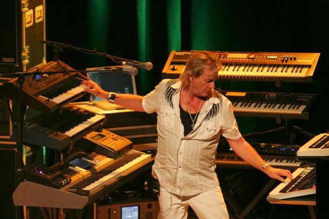 Geoff Downes. Ain't nothing wrong with a Buggle in Yes.
